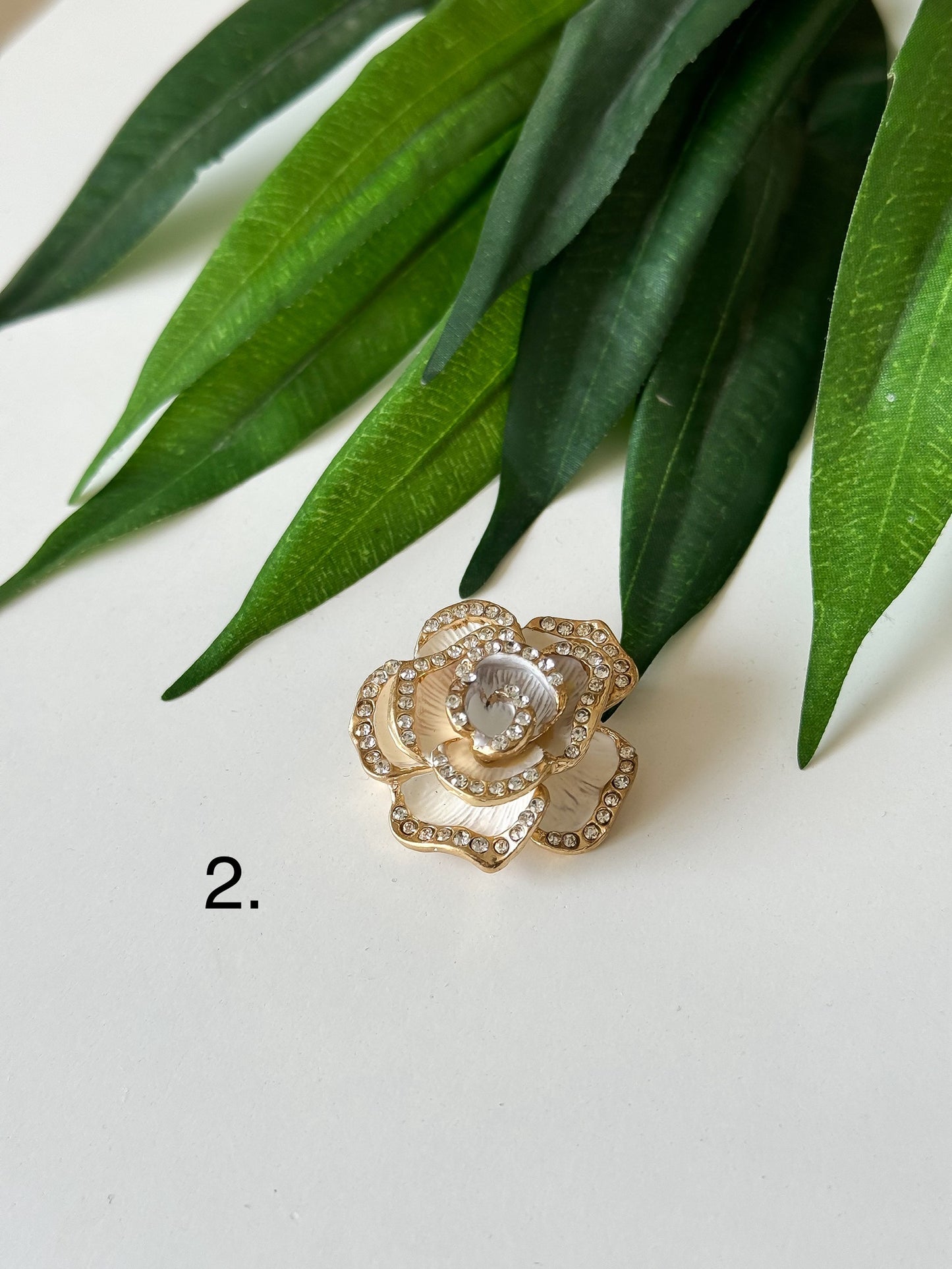 Elegant Brooch 1 Pcs – Timeless Accessories for Every Style