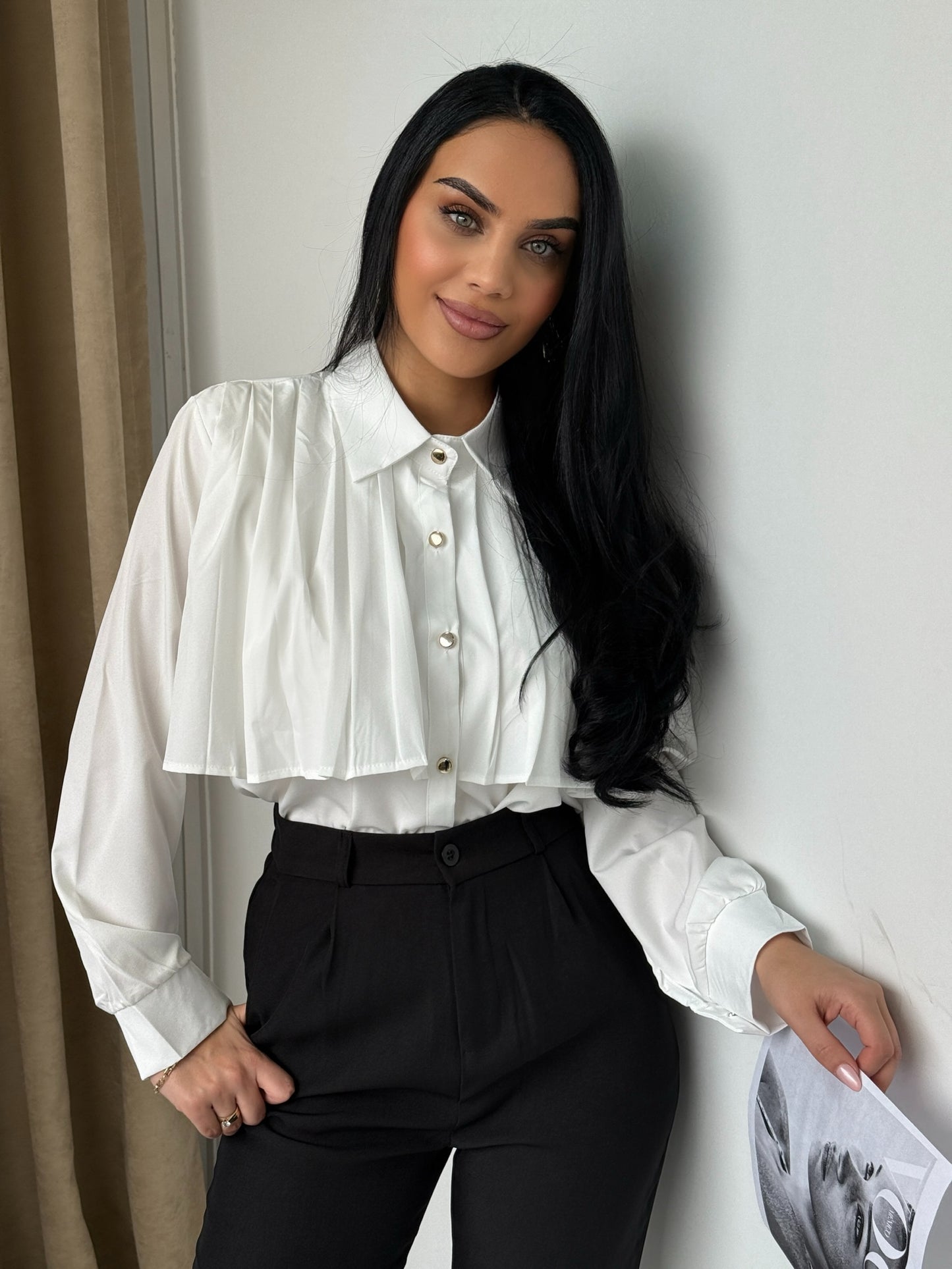 Elegant women’s blouse – style and sophistication in every detail.