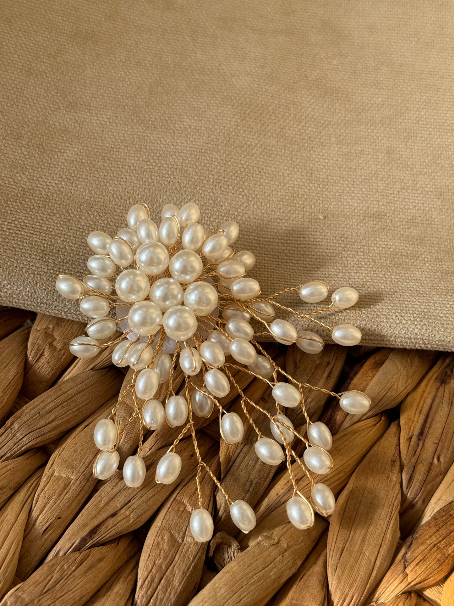 Elegant pearl brooch m