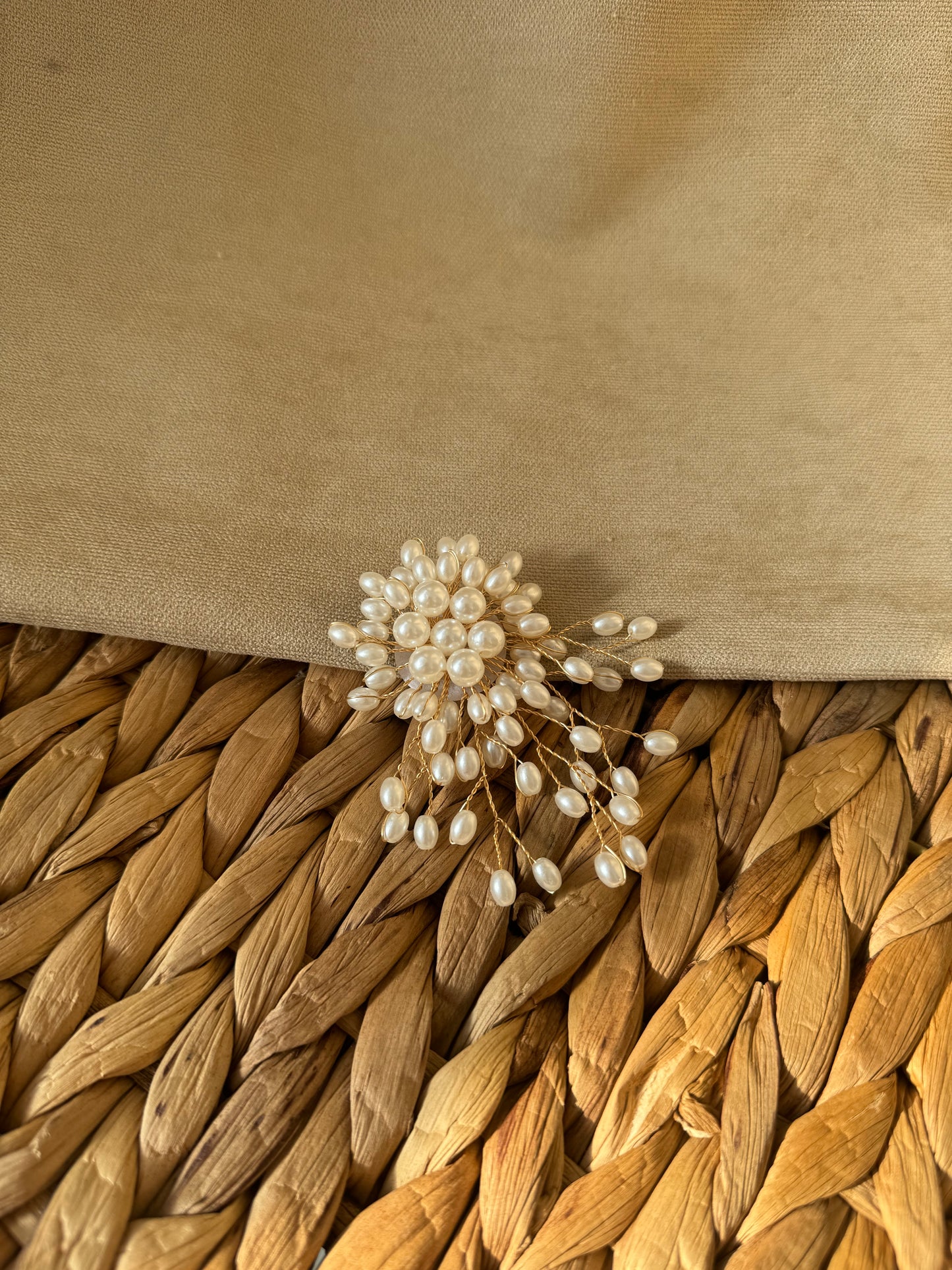 Elegant pearl brooch m