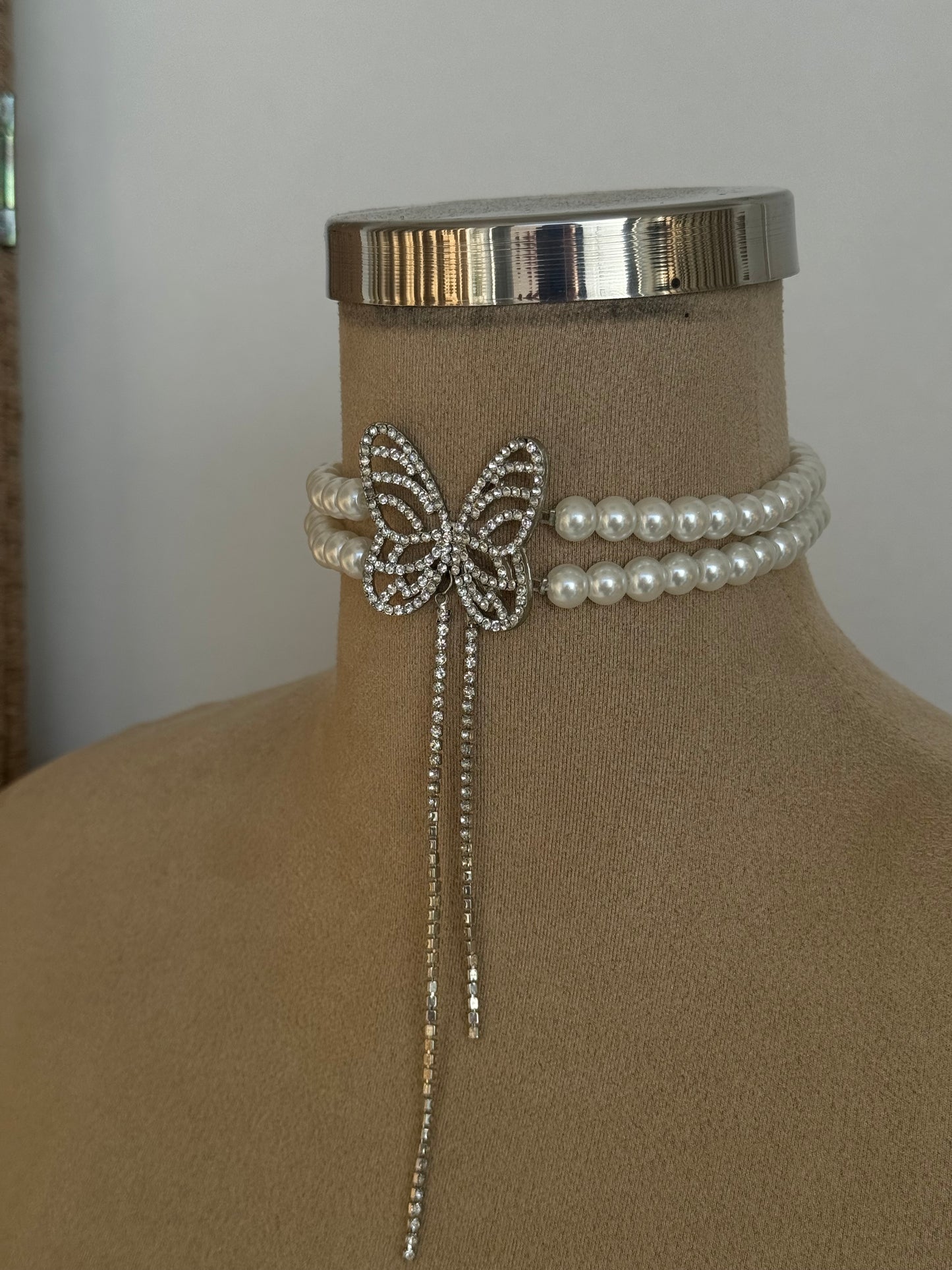 Elegant pearl choker