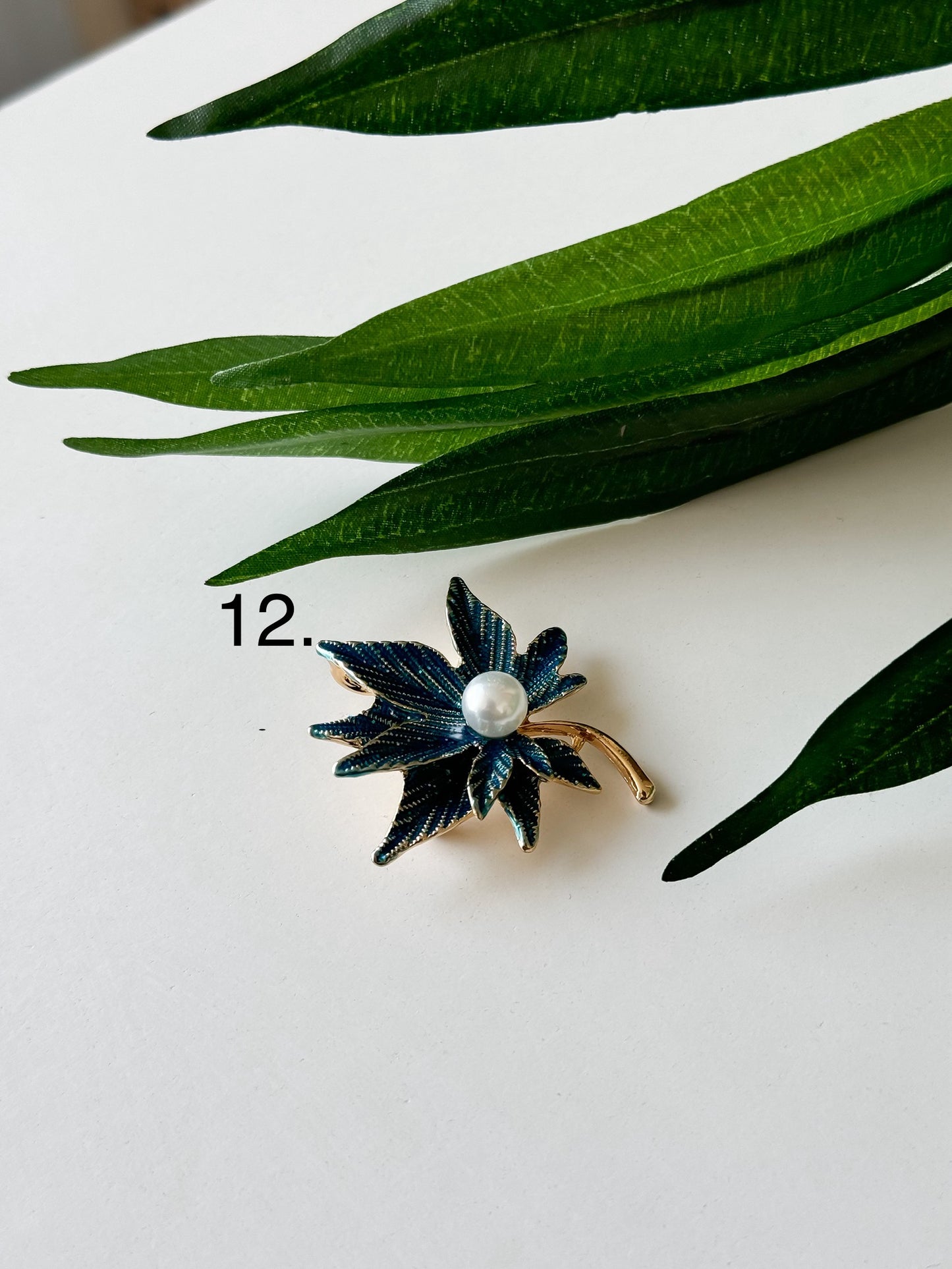 Elegant Brooch 1 Pcs – Timeless Accessories for Every Style