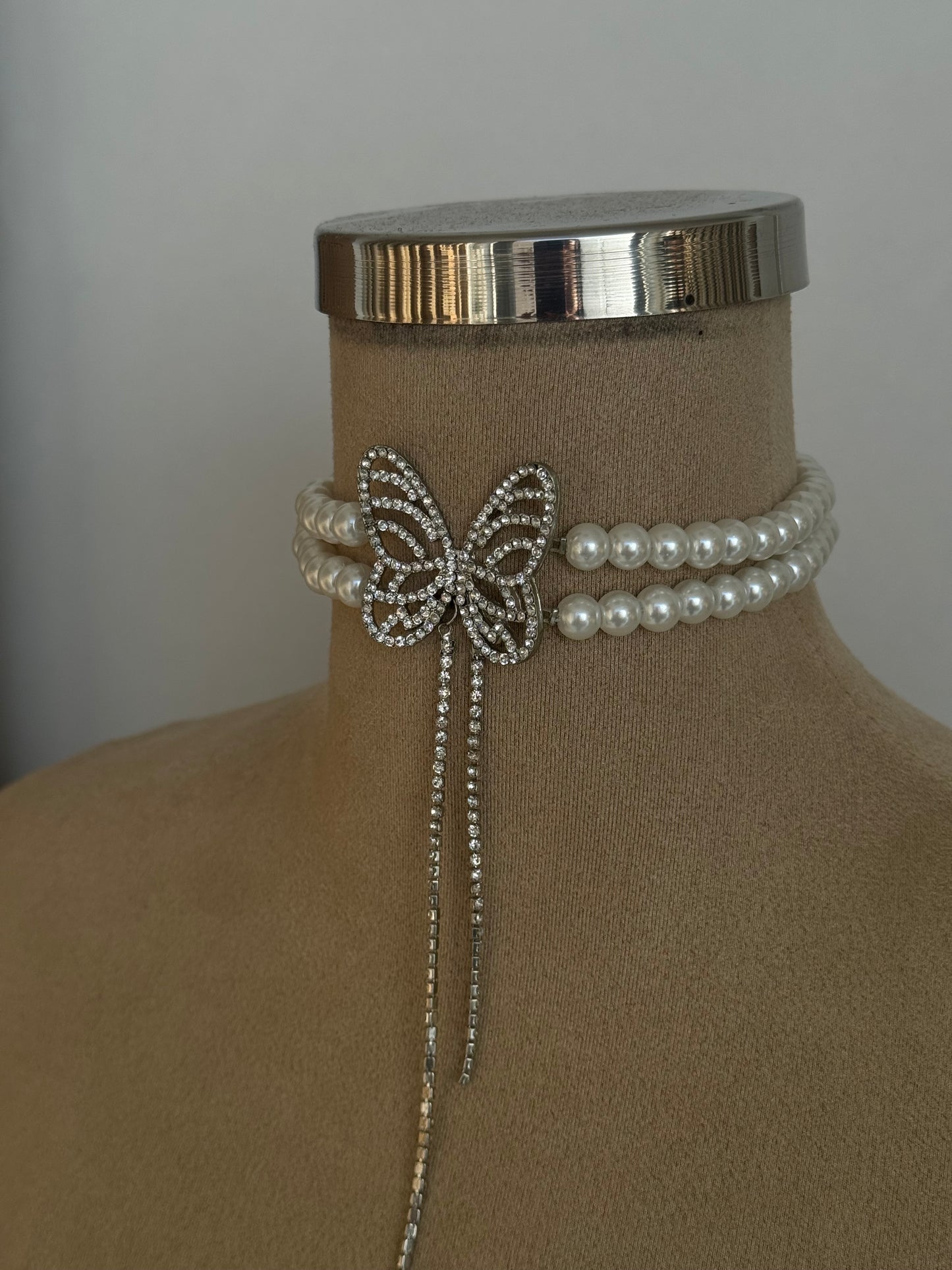 Elegant pearl choker