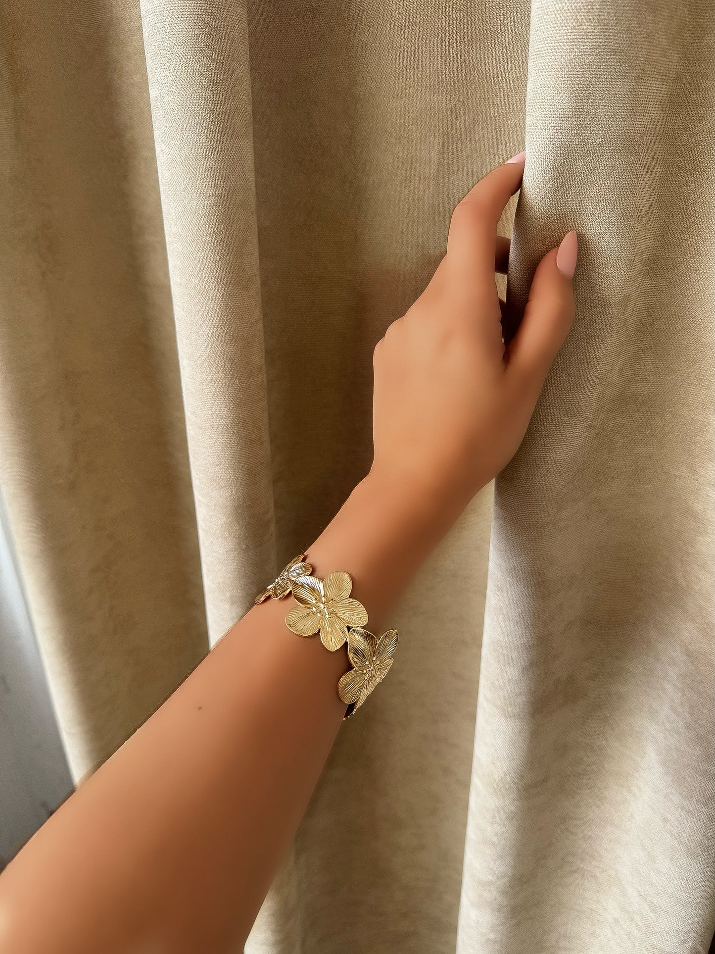 Elegant Gold Flower Bracelet