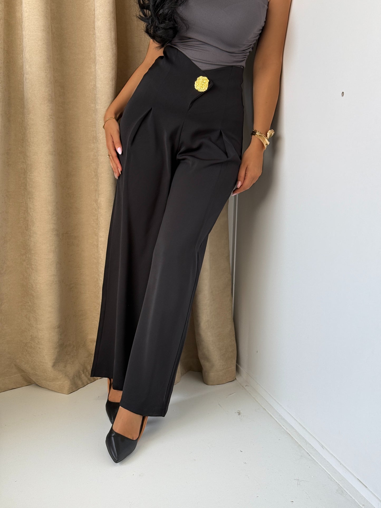 High-waisted Black trousers