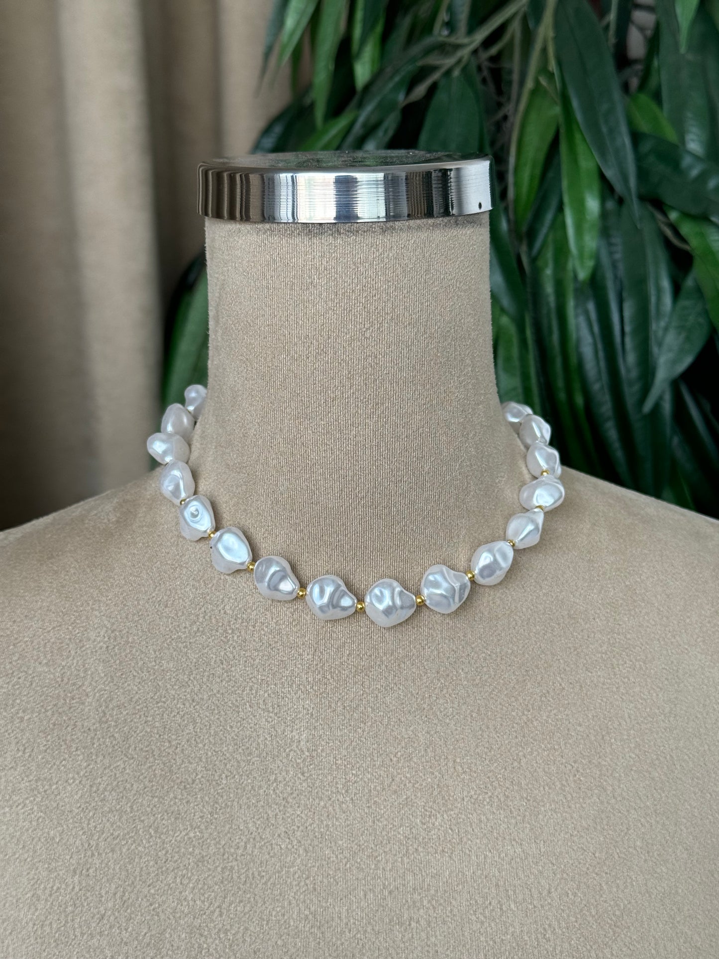 Elegant Pearl Necklace with Gold