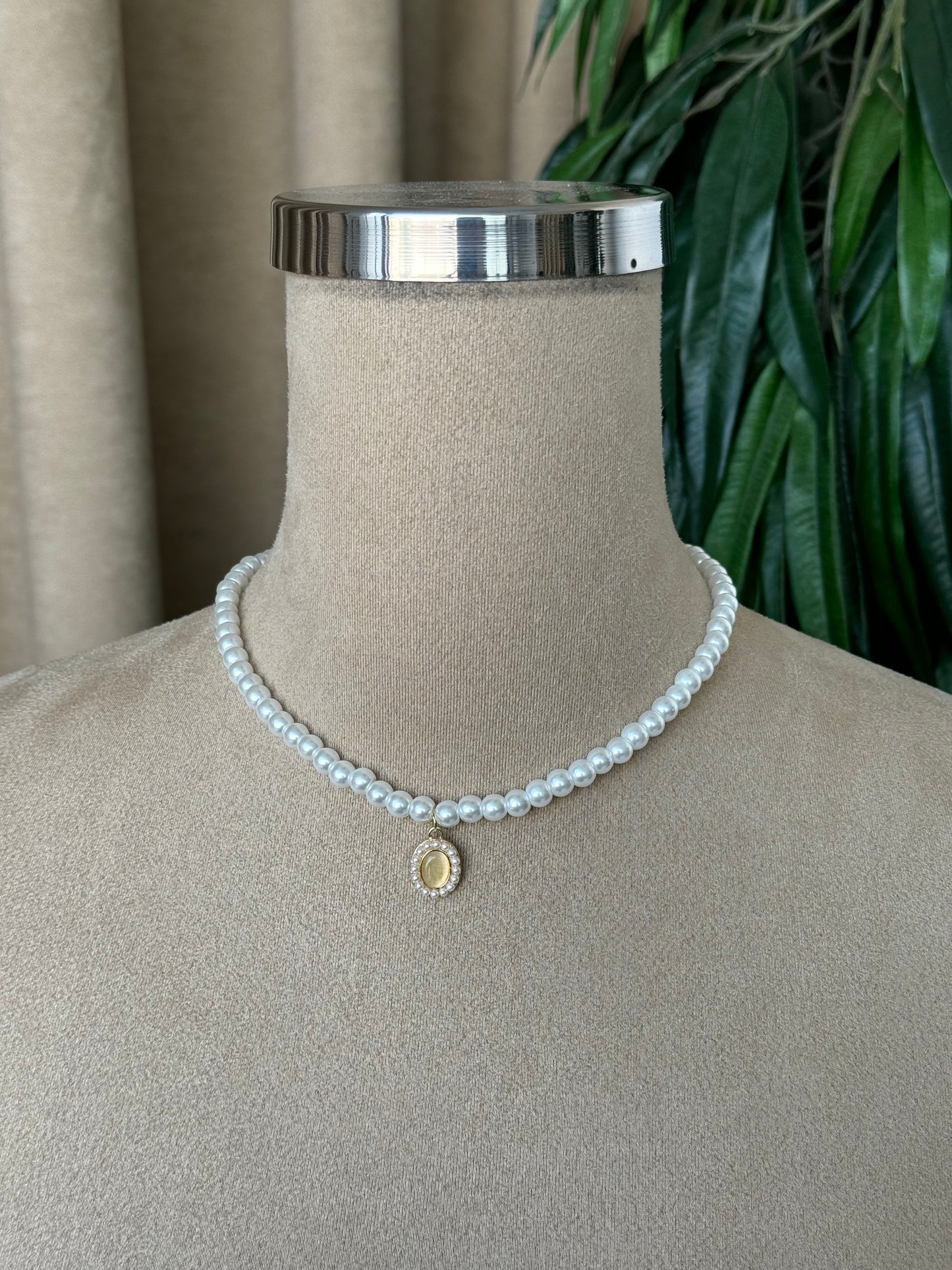Elegant Pearl Necklace with Gold Pendant – A Touch of Grace