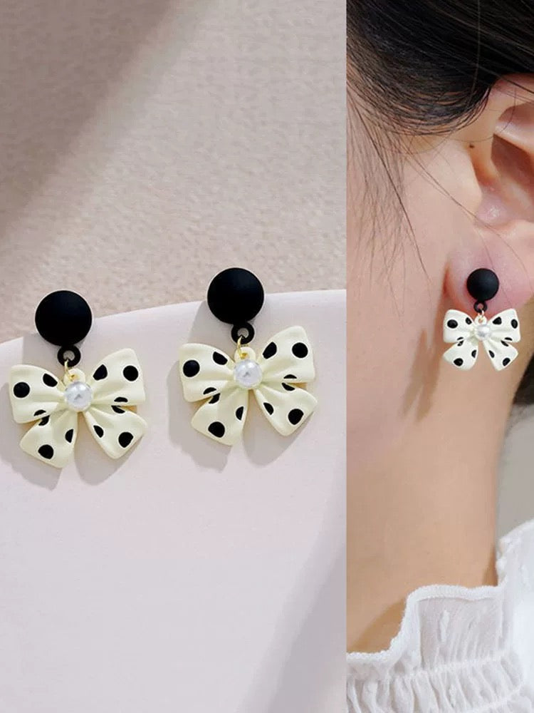 Retro Polka Dot Bow Earrings
Coquette Bow Jewelry Bow Drop
Dangle Earrings | Color: Black/White | Size: Os