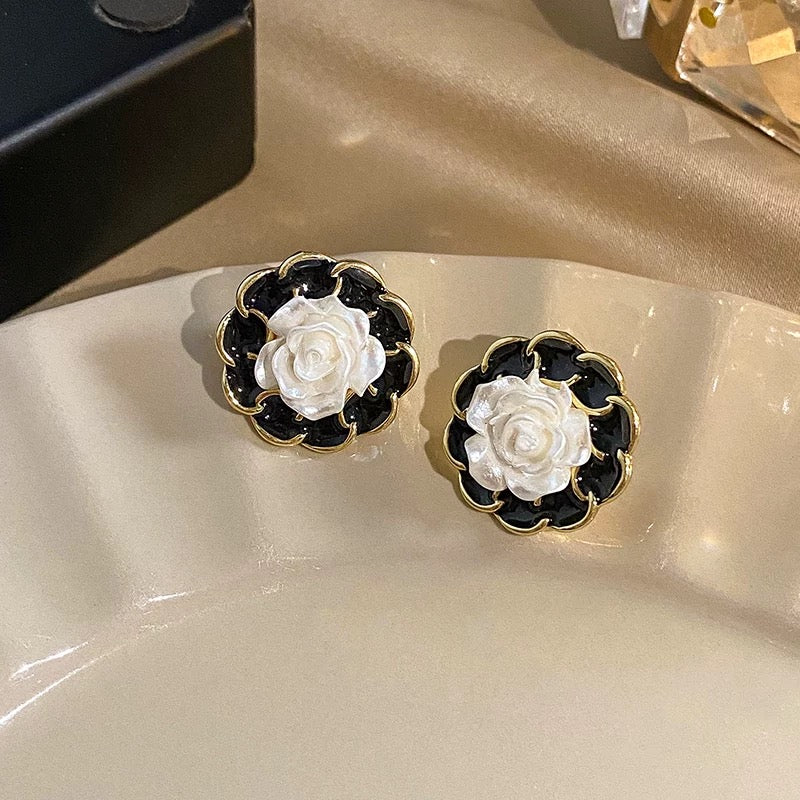 Juxith Black Camellia Flower White Resin Round Geometry